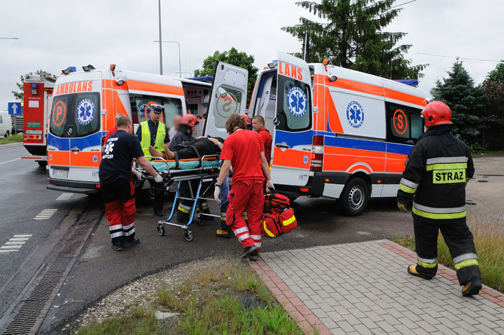 Wypadek w Kazimierzowie - dwie osoby w szpitalu zdjęcie nr 46153