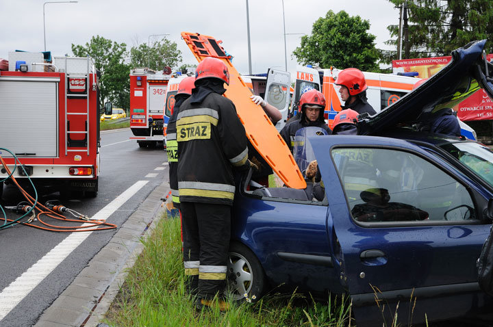 Wypadek w Kazimierzowie - dwie osoby w szpitalu zdjęcie nr 46150