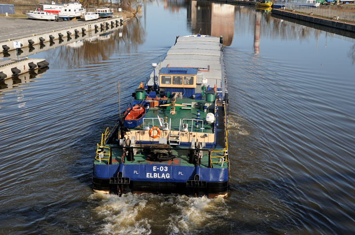 Bizony pchają barki do Kaliningradu zdjęcie nr 55073