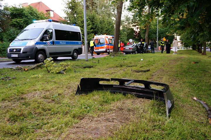 Kościuszki: saabem uderzyła w drzewo zdjęcie nr 58511