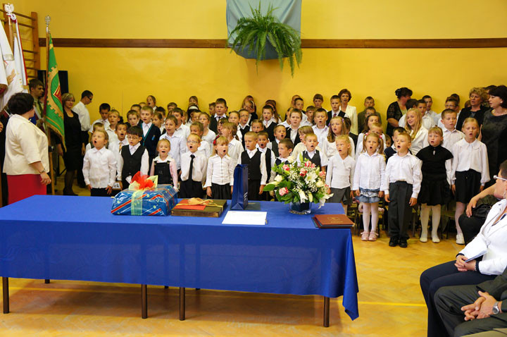 Szkoła w Łęczu ma patrona i sztandar zdjęcie nr 58590
