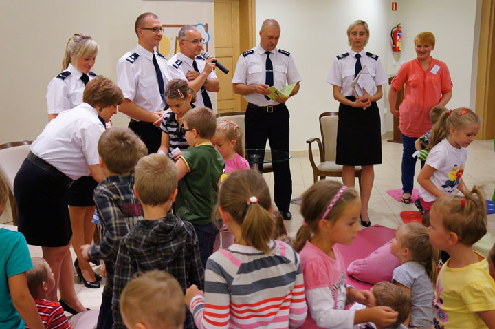 Policjanci czytali dzieciom zdjęcie nr 59487
