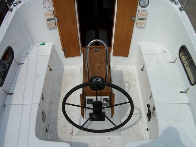  
Jacht wyposażony jest w system nawigacji satelitarnej GPS, ale posiada również tradycyjny kompas.