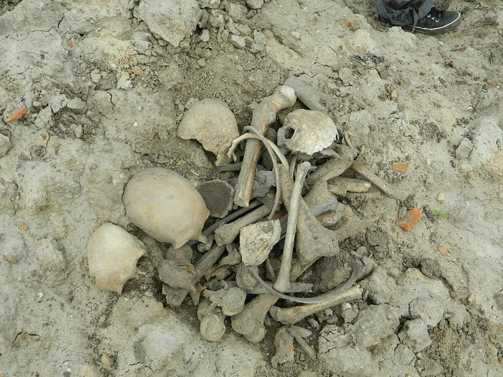 Hałdy piachu, śmieci i ludzkich szczątków zdjęcie nr 70334