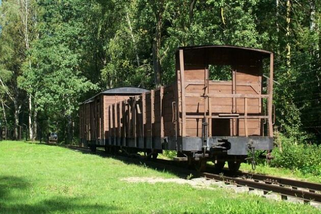 Pociąg, którym dowożono więźniów do obozu.