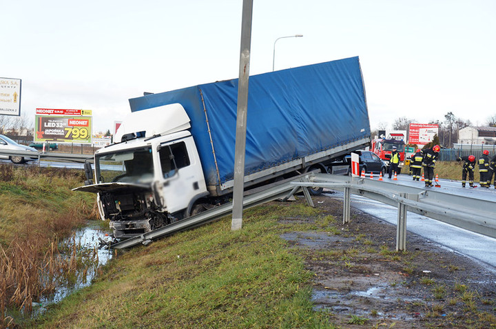 Pasłęcka: zderzenie ciężarówki z osobówką zdjęcie nr 80325