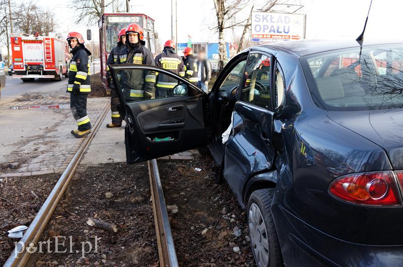 Grunwaldzka: zderzenie tramwaju z osobówką zdjęcie nr 83767