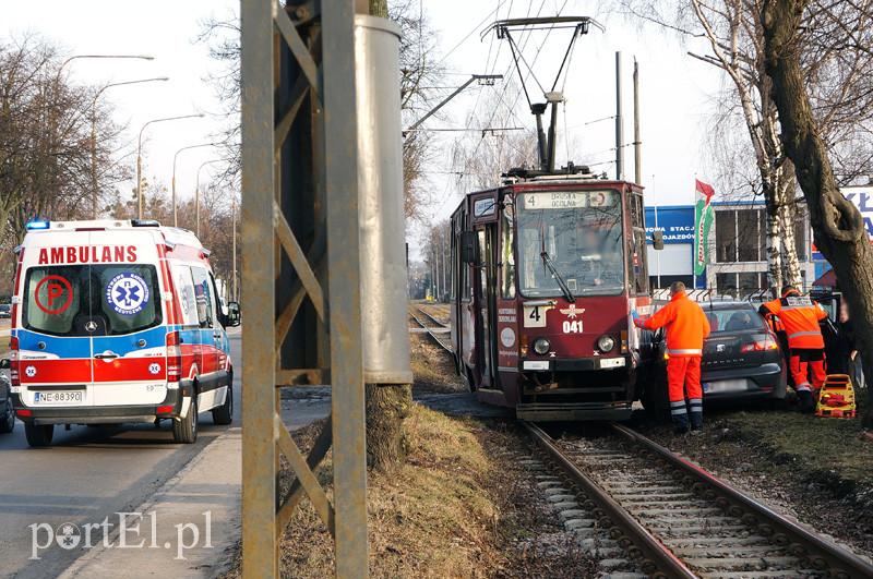 Grunwaldzka: zderzenie tramwaju z osobówką zdjęcie nr 83755