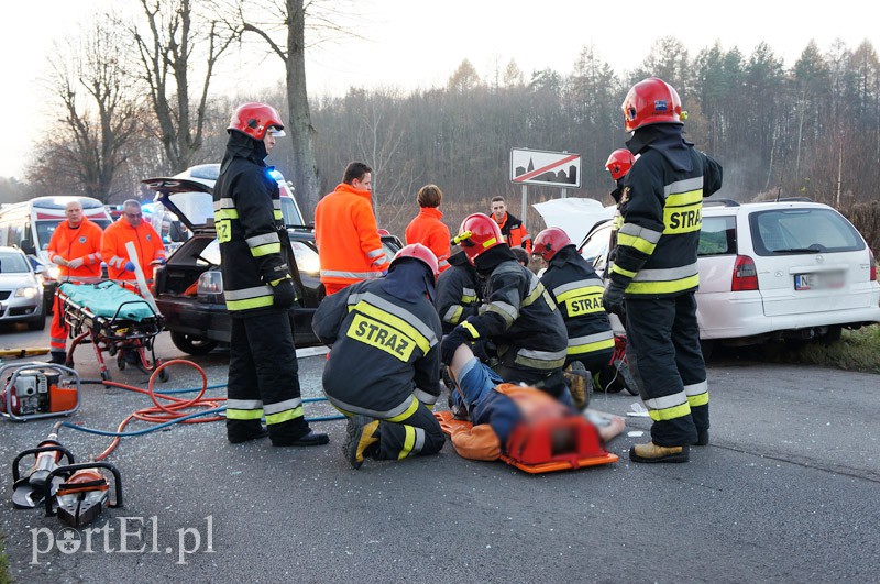 Czołowe zderzenie w Dąbrowie. Siedem osób rannych zdjęcie nr 97052