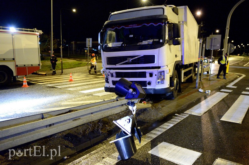 Wypadek na skrzyżowaniu ul. Żuławskiej z obwodnicą zdjęcie nr 98397