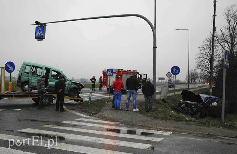 Zderzenie na skrzyżowaniu w Kazimierzowie zdjęcie nr 103366