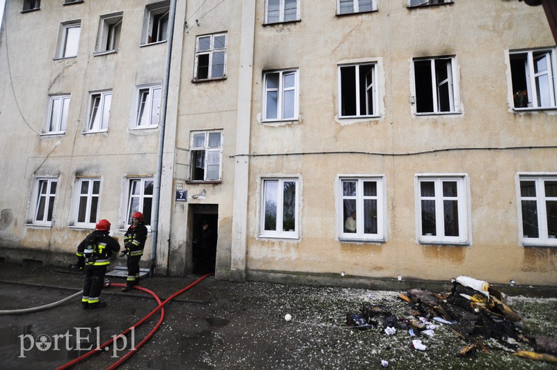 Ogień w mieszkaniu, lokator poparzony zdjęcie nr 103397