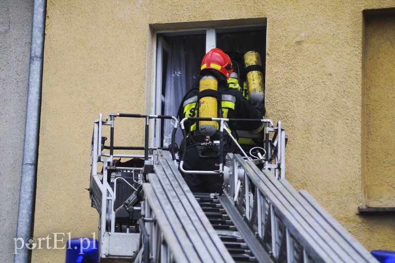 Ogień w mieszkaniu, lokator poparzony zdjęcie nr 103405