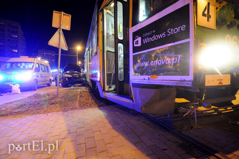  Porsche kontra tramwaj, jedna osoba ranna zdjęcie nr 105358