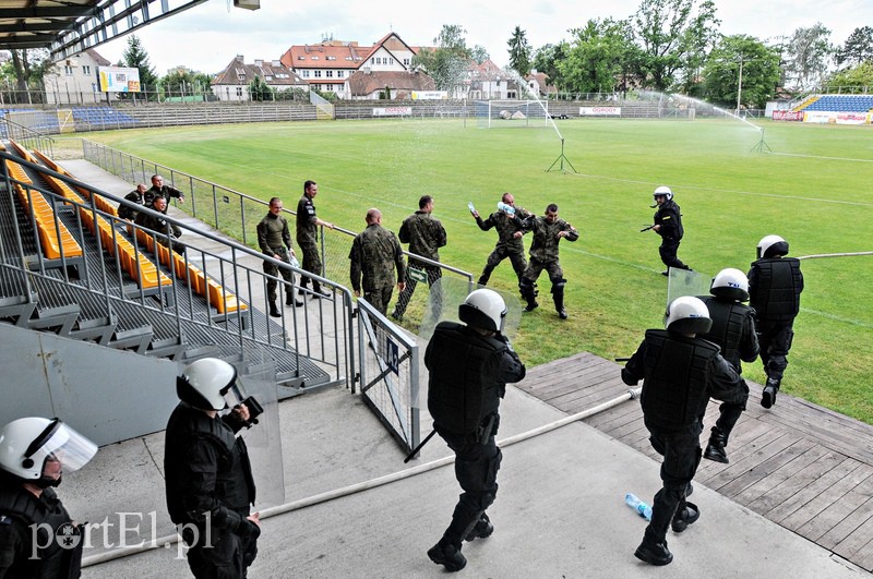 Policja kontra kibice na stadionie zdjęcie nr 107981