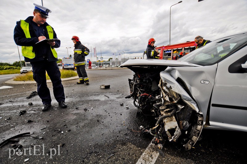  Poważny wypadek na ul. Żuławskiej. Dwie osoby ranne zdjęcie nr 108614