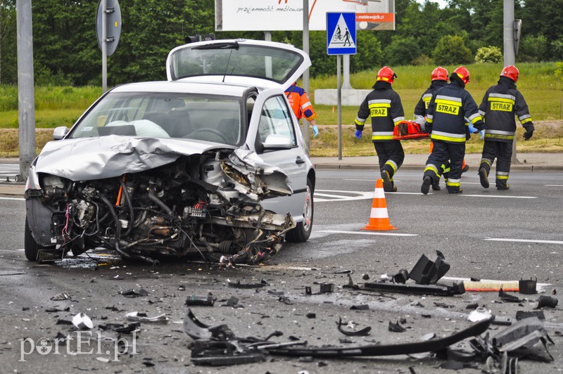  Poważny wypadek na ul. Żuławskiej. Dwie osoby ranne zdjęcie nr 108610