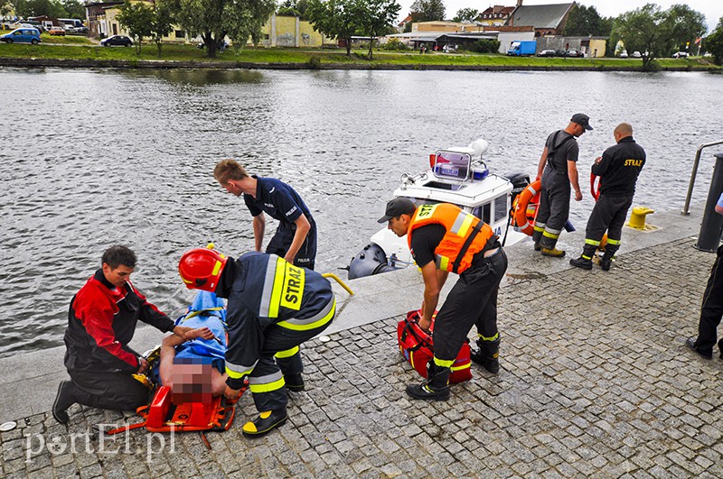  Skoczył do rzeki, uratowali go strażacy i policjanci zdjęcie nr 109884