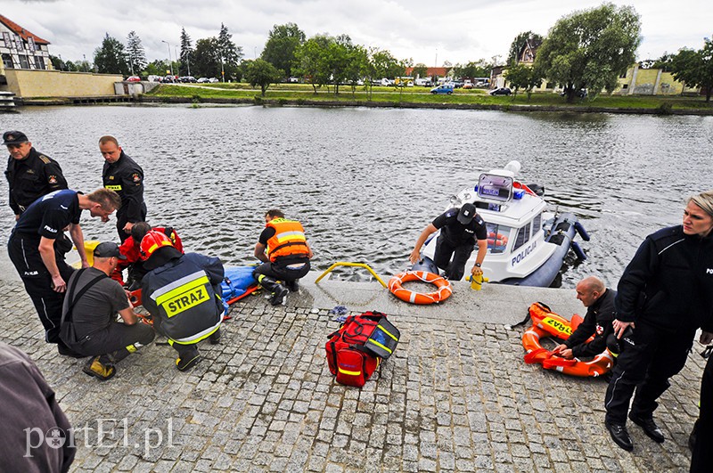  Skoczył do rzeki, uratowali go strażacy i policjanci zdjęcie nr 109882
