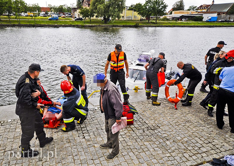  Skoczył do rzeki, uratowali go strażacy i policjanci zdjęcie nr 109883