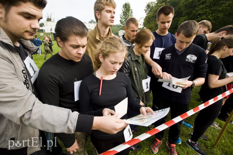 Uczniowie w mundurach biegali w Bażantarni zdjęcie nr 113596