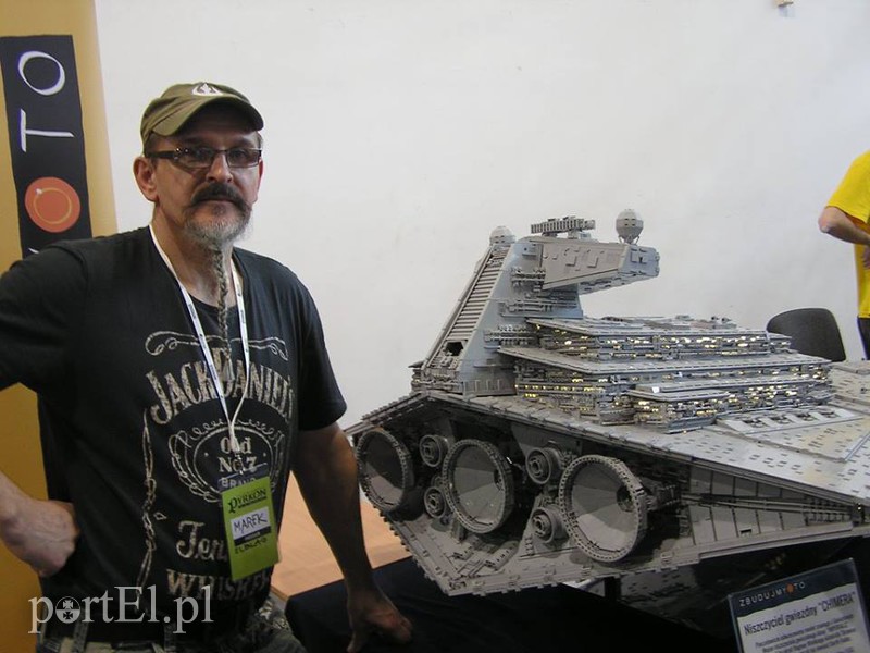 Marek Kulesza na wystawie przy modelu Lego