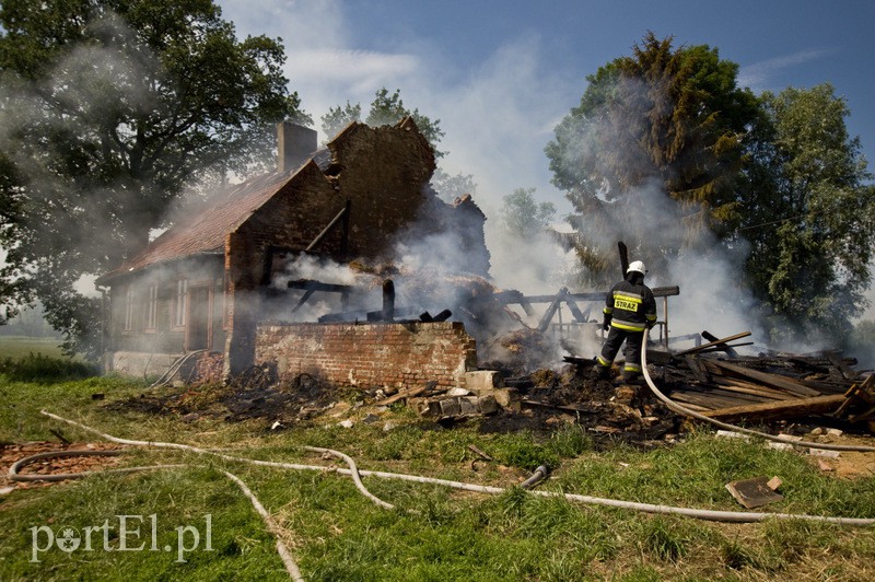  Spłonął dom w Mojkowie zdjęcie nr 131550