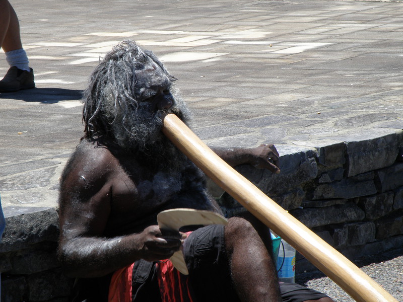 Kolejny symbol Australii - Aborygen. Ten grał na didgeridoo