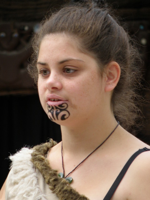 Maoryska i jej cudny tatuaż na brodzie. Tatuaż w kulturze Maorysów jest obrządkiem, symbolem, dziełem symbolizującym