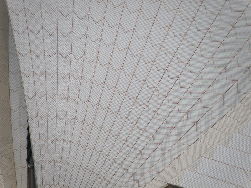 Opera w Sydney. Dach to setki malutkich kafelków mozaikowych, to dzięki nim uzyskano efekt wizualny muszli