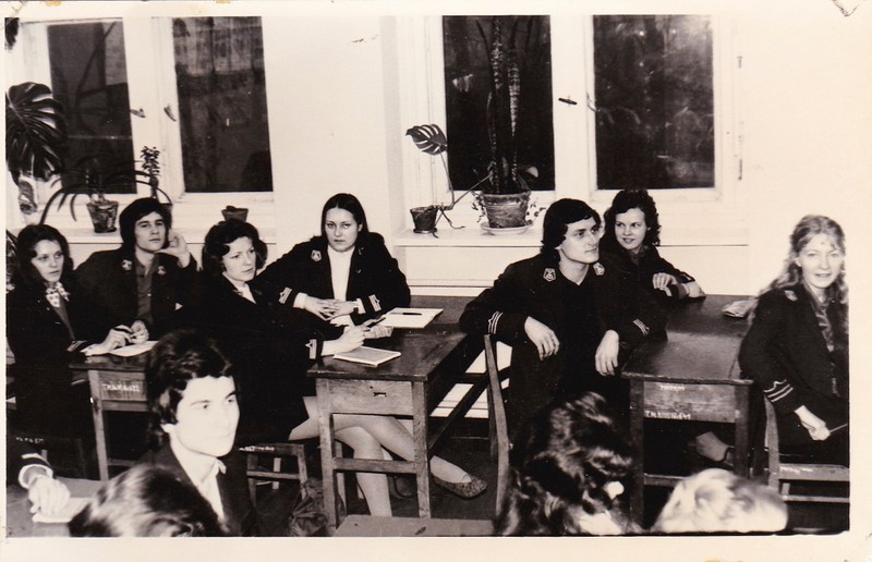 1974 r. Klasa Vm, wychowawcy: Danuta Aszyk i Stanisław Koloch