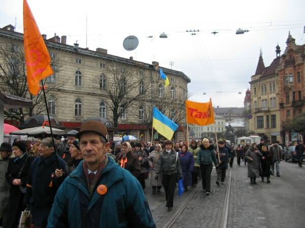 Mieszkańcy Lwowa w drodze przed gmach rosyjskiego konsulatu