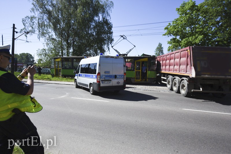 Grunwaldzka zablokowana! Ciężarówka zderzyła się z tramwajem zdjęcie nr 152138