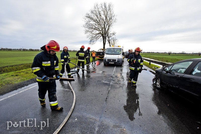 Wypadek koło Fiszewa, auto w płomieniach zdjęcie nr 164027