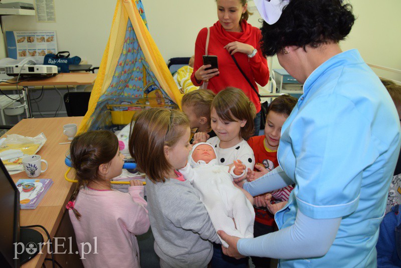 W EUH-E dzieci poznają pracę pielęgniarki i ratownika medycznego zdjęcie nr 164583