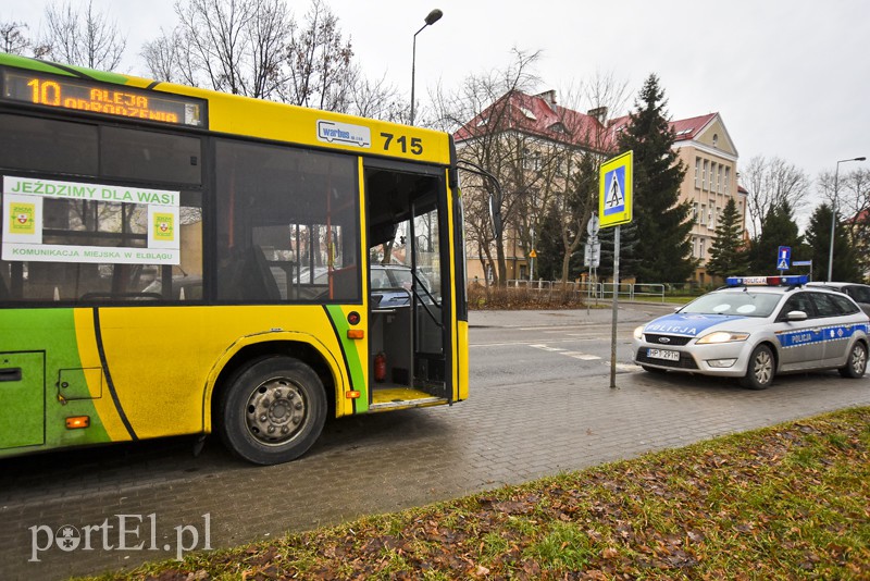 Kobieta potrącona przez autobus na ul. Mickiewicza zdjęcie nr 167116