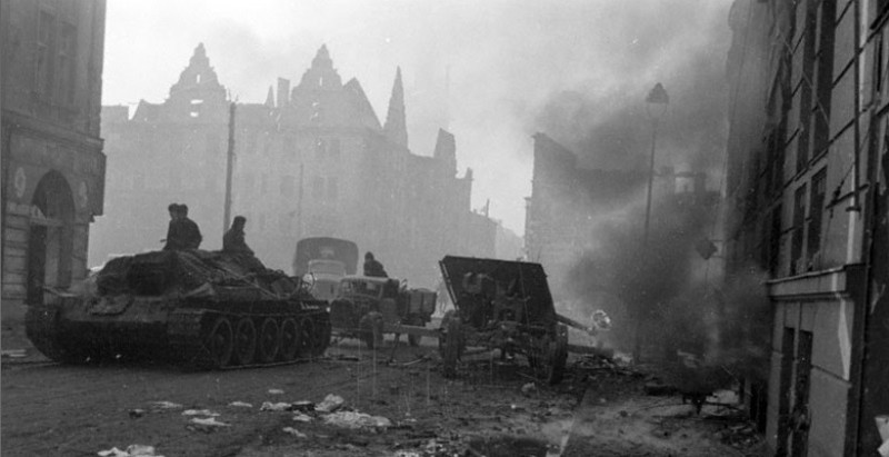 1 Maja, widok na pl. Słowiański - pojazd ewakuacyjny TT34 obok rozbitego niemieckiego działa PaK na wyjeździe z Adolf