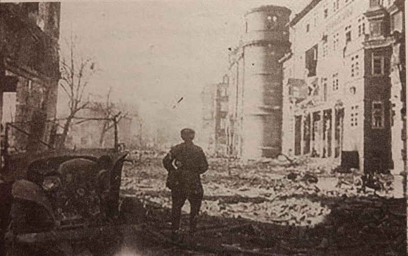 ul. Giermków - zdjęcie przedstawiające zniszczoną w trakcie walk ulicę Junkerstrasse (Giermków). Po prawej stronie
