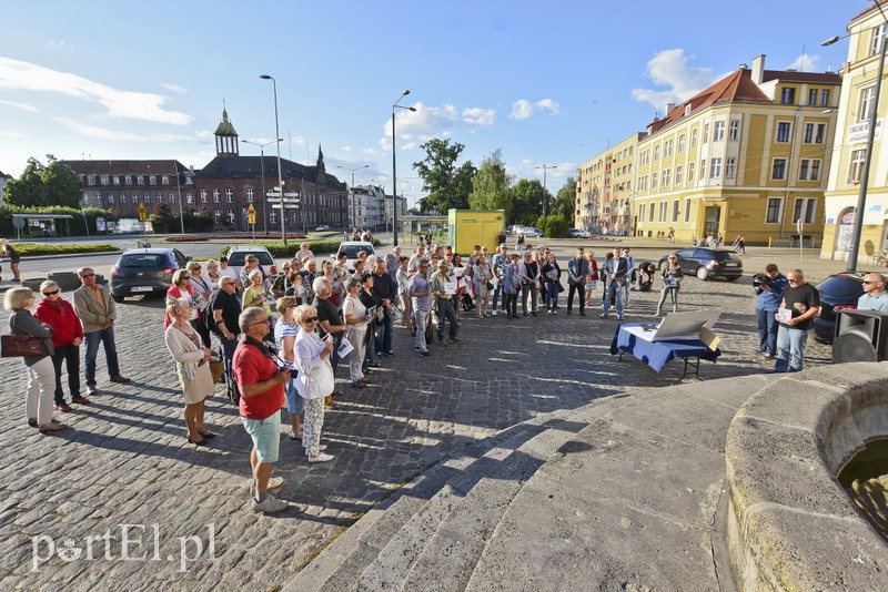 Solidarni z protestującymi w Sejmie rodzinami osób niepełnosprawnych: Oni chcą godnie żyć zdjęcie nr 175712