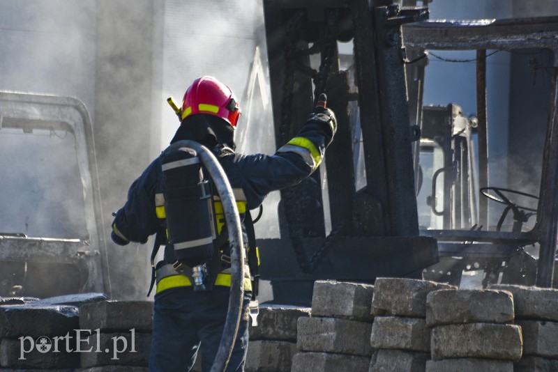 Pożar ciężarówki tuż pod warsztatem w Kazimierzowie zdjęcie nr 179955