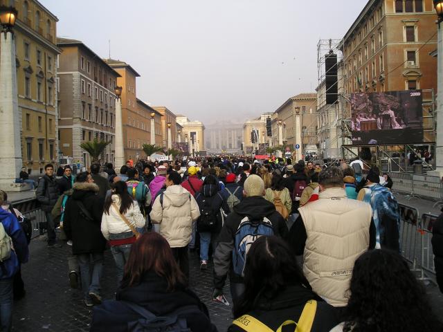 Wreszcie wchodzimy na Via della Conciliazione, czyli prostą prowadzącą na Plac św. Piotra.