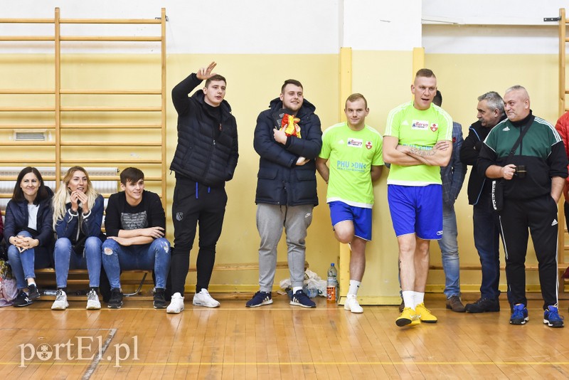 W Tolkmicku grają w futsal i pomagają zdjęcie nr 190579