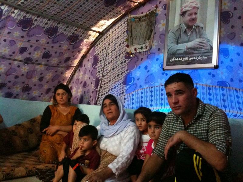 Odwiedziny u jednej z rodzin jazydzkich w Kurdystanie. W niemal każdym domu czy namiocie uchodźcy mają  wyeksponowane