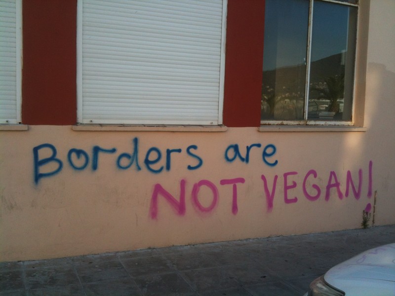Graffiti na siedzibie urzędu celnego na Lesbos