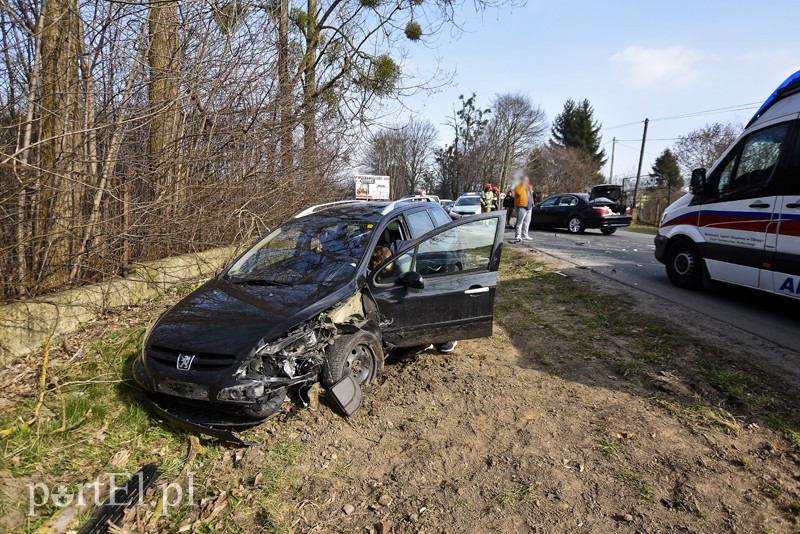 Wypadek na Królewieckiej, dwie osoby trafiły do szpitala zdjęcie nr 197564