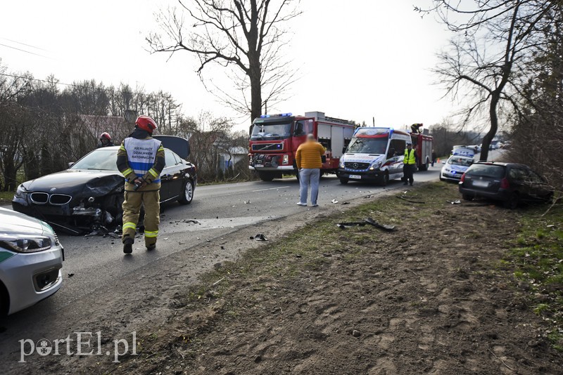 Wypadek na Królewieckiej, dwie osoby trafiły do szpitala zdjęcie nr 197558