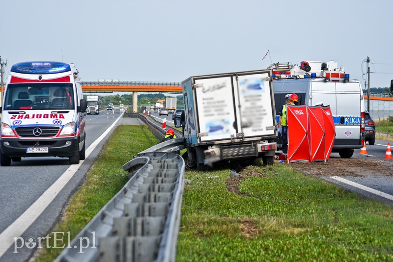 Wypadek na S7. Auto dostawcze uderzyło w barierki zdjęcie nr 204317