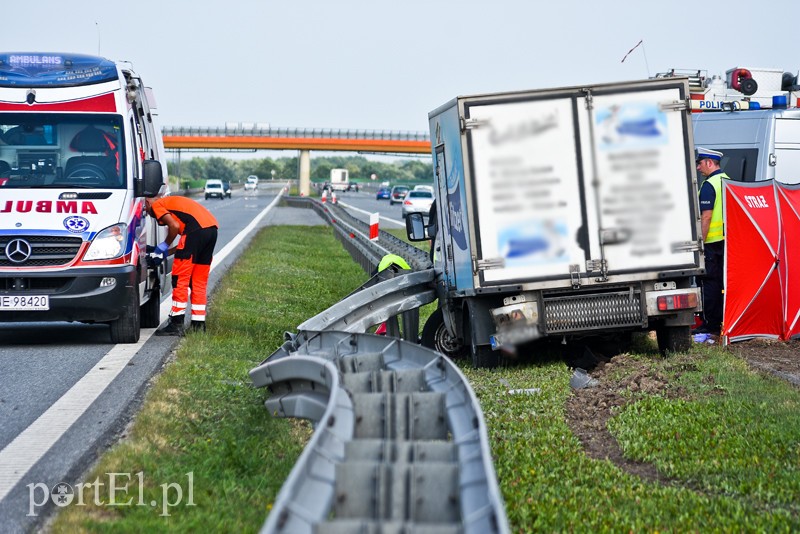 Wypadek na S7. Auto dostawcze uderzyło w barierki zdjęcie nr 204315