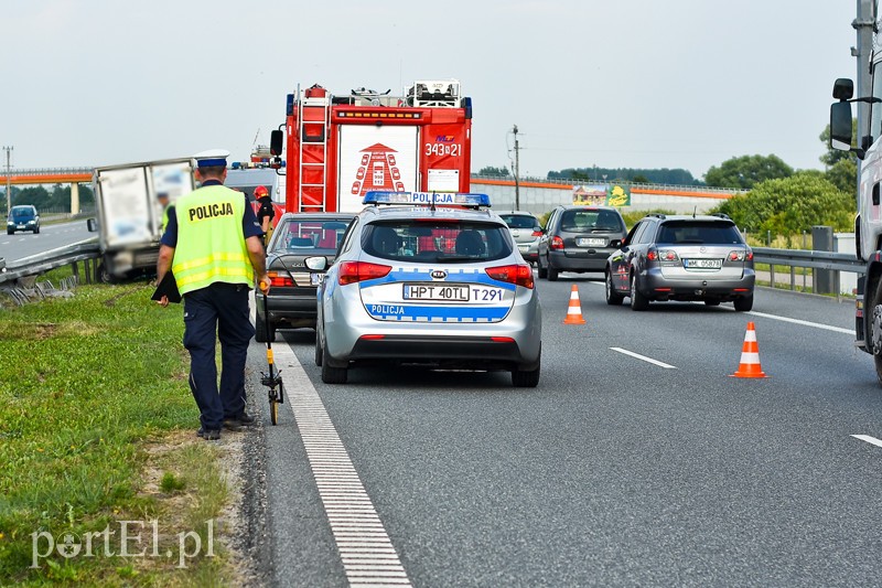 Wypadek na S7. Auto dostawcze uderzyło w barierki zdjęcie nr 204321