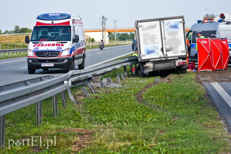 Wypadek na S7. Auto dostawcze uderzyło w barierki zdjęcie nr 204314